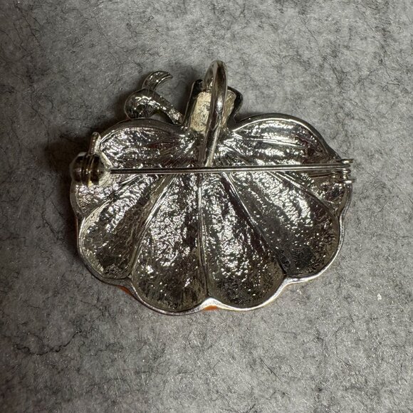 Pumpkin Brooch Pin Leaf Detail Enamel Finish Autumn-Themed Halloween Necklace - Picture 2 of 4